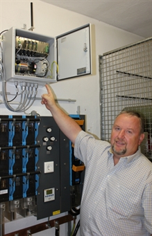 EVL-Projektleiter Karsten König zeigt die Technik für die Datenübertragung von iNES